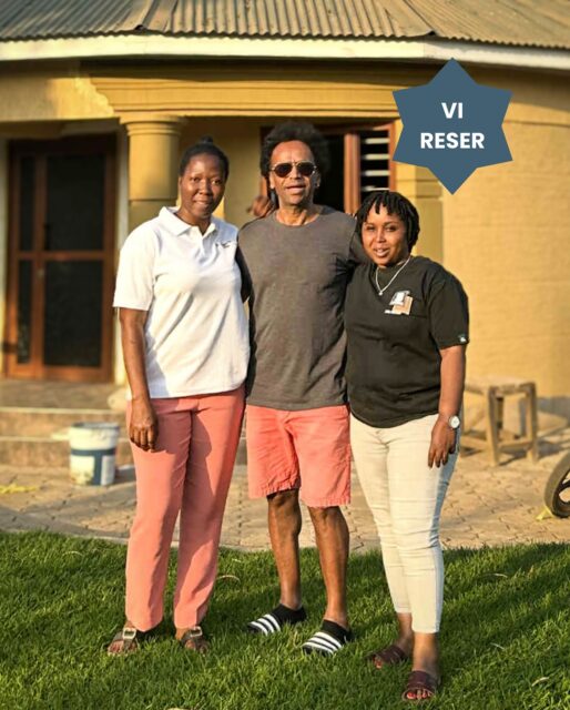 Jag är på besök hos vår safarioperatör,  @crossroadsafaris Våra kunder öser beröm över alla de duktiga safariguider som jobbar här – och med all rätt! Men bakom en lyckad safari ligger även mycket administrativt arbete, både på hemmaplan och här i Tanzania.

Därför känns det både nyttigt och lärorikt att tillbringa några dagar här på kontoret hos Crossroad och deras personal. Dessutom är det riktigt trevligt att få träffa alla som man annars bara kommunicerar med via e-post. För en som är bortskämd med höj- och sänkbart skrivbord, svalt kontor och stabilt internet blir det en påminnelse om att jag befinner mig i Afrika.

Visst har det sina utmaningar – kycklingar och hönor springer utanför kontoret och kacklar, internet kommer och går, och det är varmt trots en fläkt som låter som ett flygplan under inflygning.

Det spelar dock mindre roll när personalen (Sarah, Beatrice och Franc) är trevliga, gästfria, generösa och lär mig att ta det pole pole (lugnt och sansat). Till lunch bjuds det på nationalrätten ugali och en omelett, och mer närodlat än så här blir det förstås inte.

Stämningen är dessutom extra glad just nu, för de räknar ner dagarna till flytten till sitt nya kontor, där ska det bli både svalt och med bättre internetuppkoppling.
Det låter lovande, så chansen är stor att jag återvänder till våra vänner på Crossroad Safaris snart igen!
//Olle