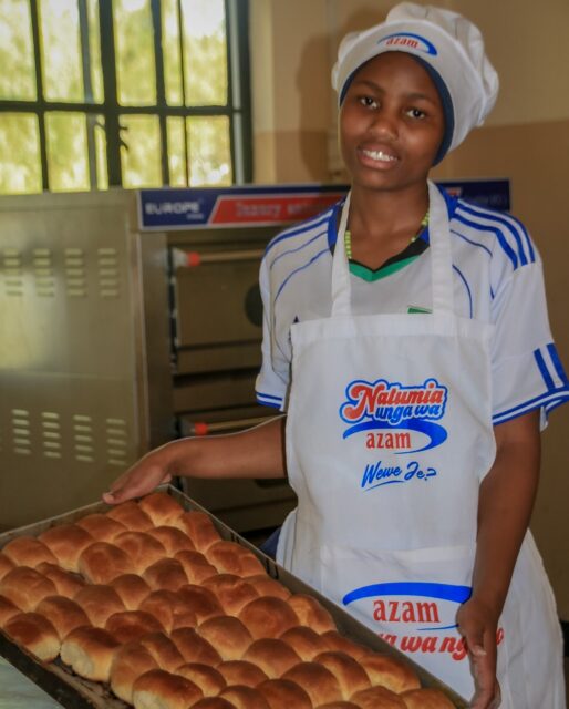 🥖 Bageriet är i gång!

På Living Water Children Center (LWCC) har vårt allra första projekt blivit verklighet – ett eget bageri! Här bakas redan 500 bröd varje dag till barnen på barnhemmet och eleverna på Yakini Secondary School. Resultatet? Färskt bröd varje morgon, lägre kostnader och ett stort steg mot självförsörjning.

Vi är på god väg – men vi är inte framme än! Målet är 700 bröd per dag, så att ännu fler barn får njuta av nybakat bröd. För att nå dit behövs råvaror, reservdelar och utbildning.

💛 Varje bidrag gör skillnad!
👉 Swisha valfritt belopp till 123 416 67 24
👉 Eller använd plusgiro 1905987-2 (märk med ”Bageri”)

Ett bröd i taget – tillsammans skapar vi en tryggare framtid för barnen!

Läs mer om projektet här (klickbar länk i bion @kenzantravel )
https://www.kenzantravel.se/hopp-och-mojligheter/ett-brod-i-taget-for-en-tryggare-framtid/